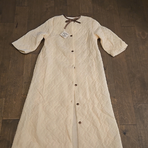 I Appel Other - Vintage Cream Quilted Robe with Brown Sateen Accents Size Medium VINTAGE NWT